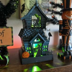 SCENTSY haunted house warmer